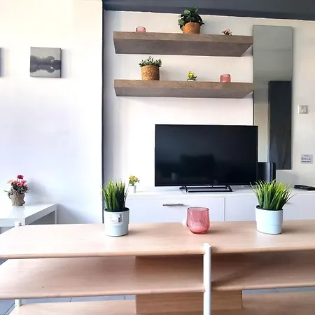 Beachside Comfort - 2br Apt,5 Min To The * 라르나카