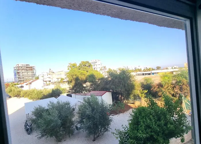 Beachside Comfort - 2br Apt,5 Min To The 아파트 라르나카